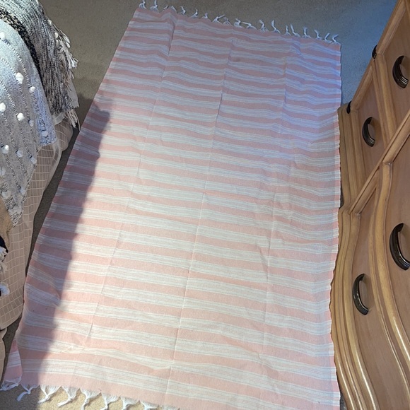 Pink throw - Picture 2 of 2